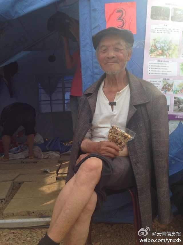 圖為收到切糕的災(zāi)區(qū)老人。
