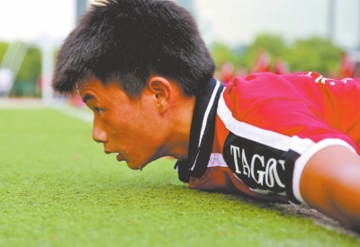 　南京天氣炎熱，地表溫度有時(shí)達(dá)到40℃以上，烈日下孩子們的衣服濕了又干、干了又濕。