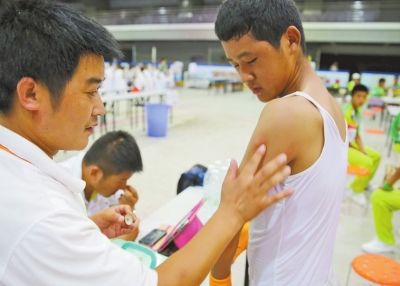 　南京天氣炎熱，地表溫度有時(shí)達(dá)到40℃以上，烈日下孩子們的衣服濕了又干、干了又濕。