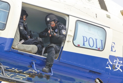 遇緊急情況，機(jī)載狙擊手可實(shí)施對地打擊。