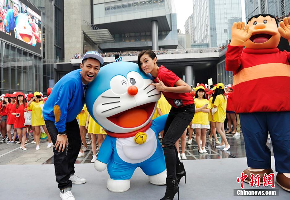 圖為何韻詩(shī)、周柏豪與哆啦A夢(mèng)合影。