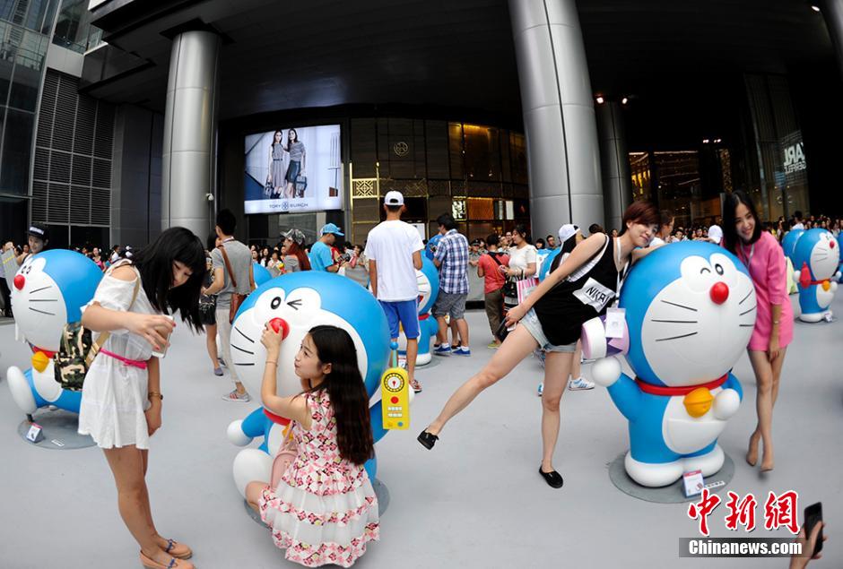 圖為成都民眾與哆啦A夢(mèng)合影留念。
