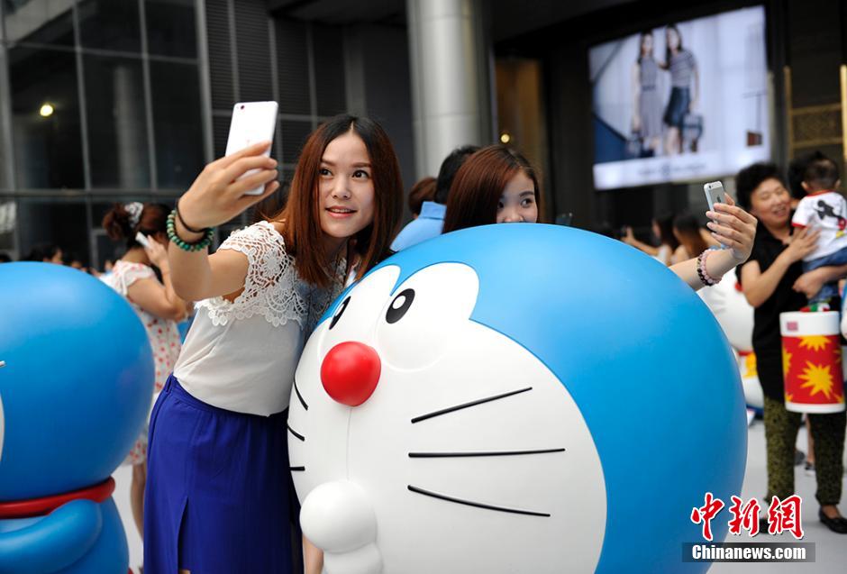 圖為成都民眾與哆啦A夢(mèng)合影留念。