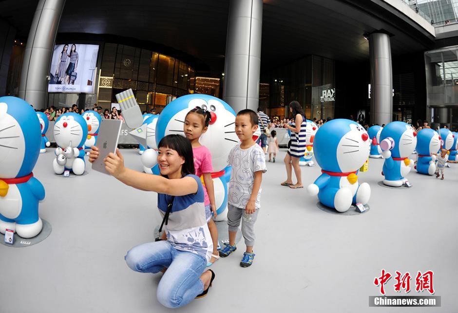 圖為成都民眾與哆啦A夢(mèng)合影留念。