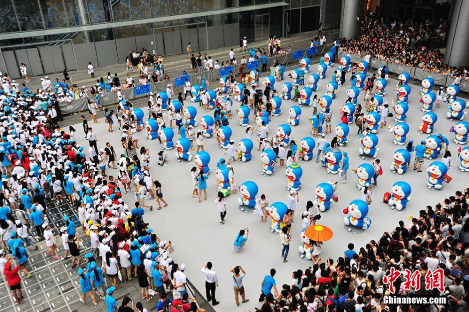 圖為成都民眾狂熱追捧哆啦A夢(mèng)。