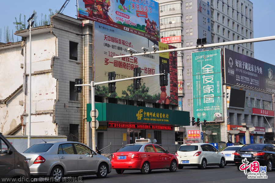 茶余飯后,人們談?wù)撟疃嗟木褪沁@座堅挺的小樓。