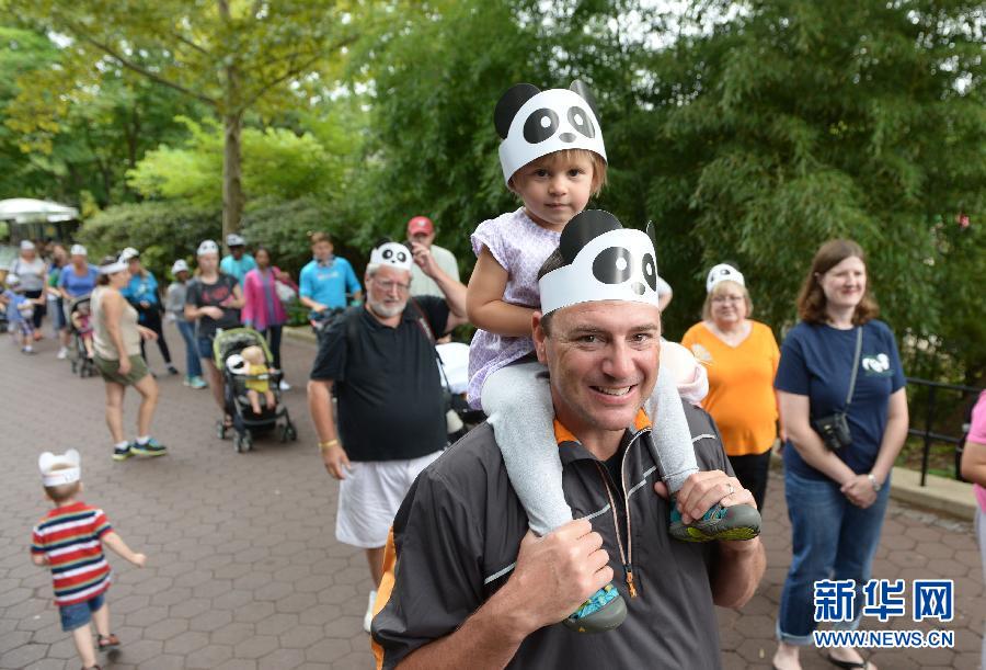 8月23日,在美國華盛頓的國家動物園,人們排隊參加大熊貓“寶寶”的慶生活動。