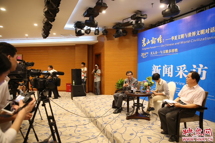 嵩山論壇新聞采訪現(xiàn)場。