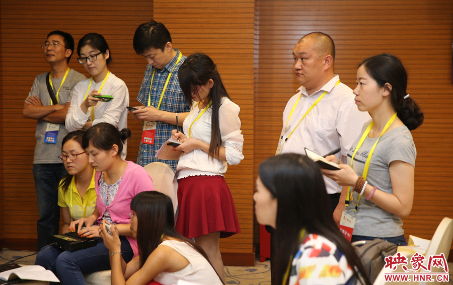  媒體記者集中采訪專家學(xué)者。