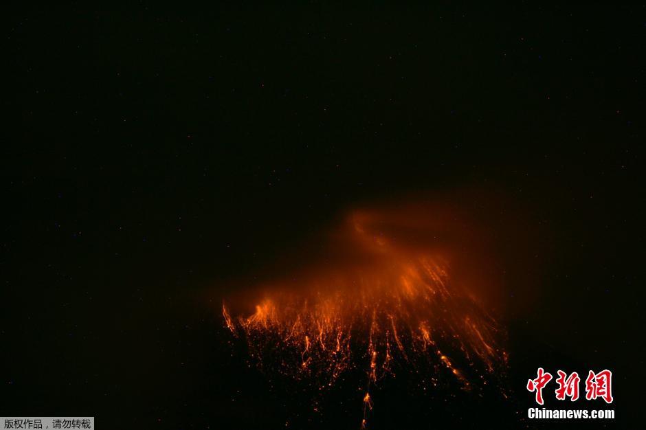 當(dāng)?shù)貢r間8月24日，厄瓜多爾通古拉瓦火山噴發(fā)，熔巖噴出宛如末世。