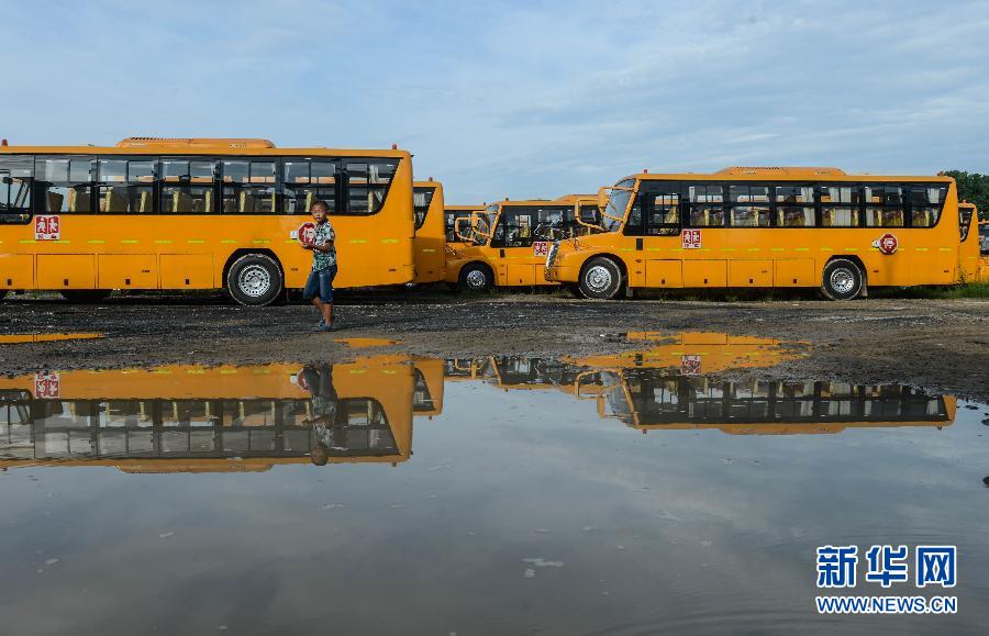 8月29日，溫嶺市城西街道芷勝莊村一名小男孩從閑置的校車邊走過。