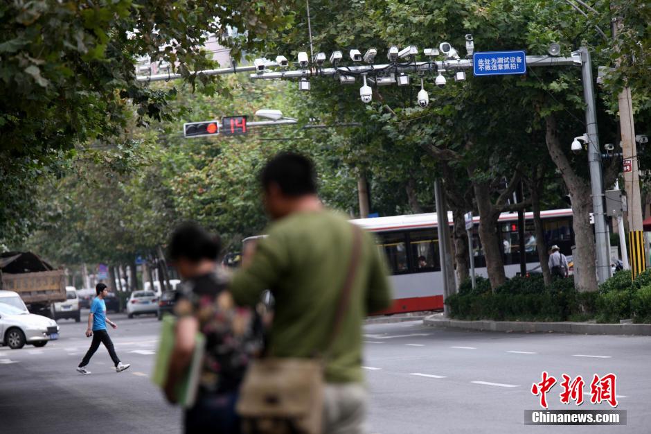 青島現(xiàn)最牛監(jiān)視設(shè)備 一根桿上架有19個探頭