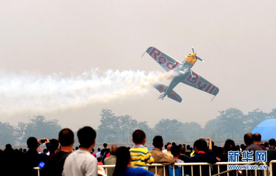 　9月13日，特技隊員在進(jìn)行空中飛行表演。