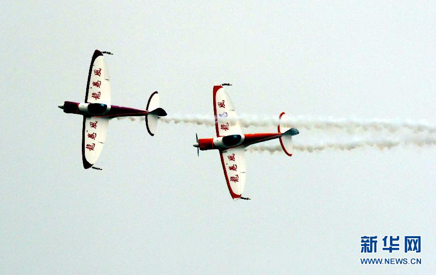 9月13日，特技隊員在進(jìn)行空中飛行表演。