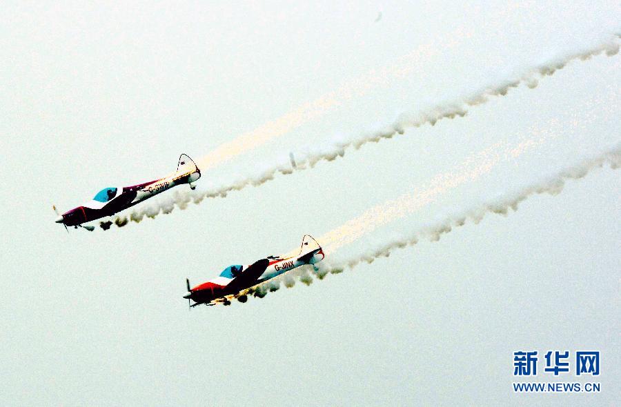 9月13日，特技隊員在進(jìn)行空中飛行表演。