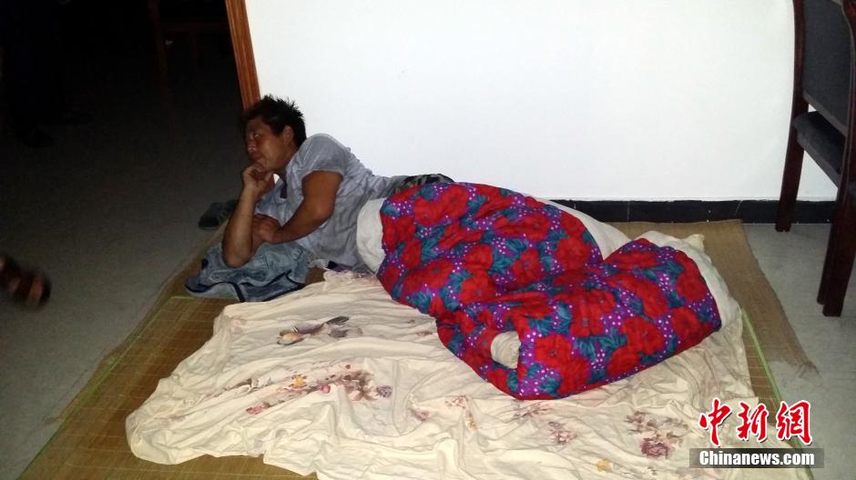 9月22日晚，在象山高塘島鄉(xiāng)的烏巖頭村的農(nóng)民安置點(diǎn)里，70多名外來務(wù)工人員正在休息。