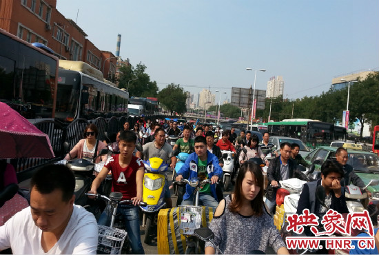 在一些易堵路段車輛仍然“寸步難行”。