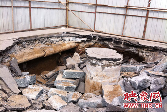 此次路面塌陷的直徑約為3米，深度有2米左右，坑內(nèi)布滿了碎石，路面下方20厘米左右。