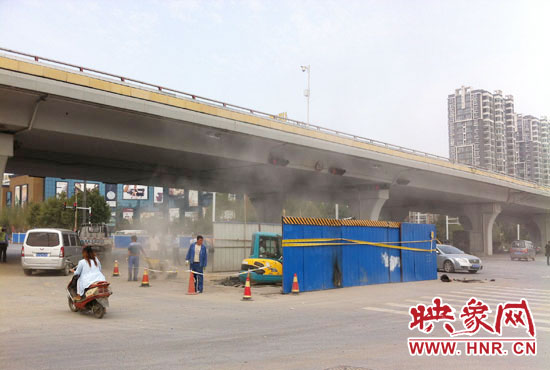 施工單位對塌陷處進(jìn)行路面切割，造成路面塵土飛揚(yáng)。