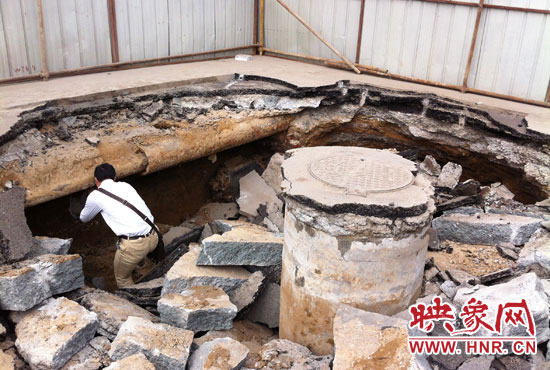 有工作人員下到坑內(nèi)進(jìn)行檢查，但拒絕透露具體工作單位。