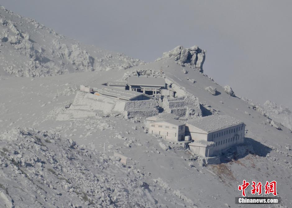 當(dāng)?shù)貢r(shí)間2014年9月27日，日本中部御岳山發(fā)生噴發(fā)，或已造成數(shù)人受傷。