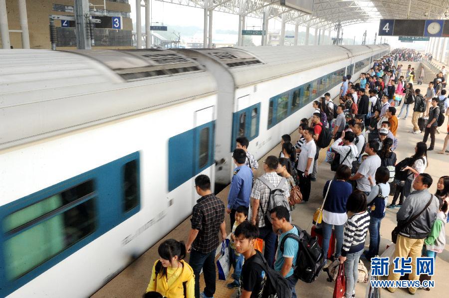 10月6日，在安徽銅陵火車站，大批旅客在站臺(tái)上等候乘車。