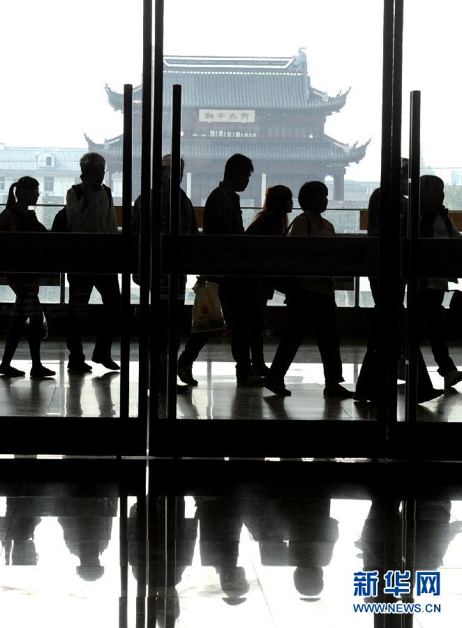 10月6日，旅客排隊(duì)進(jìn)入蘇州火車站二樓候車大廳。