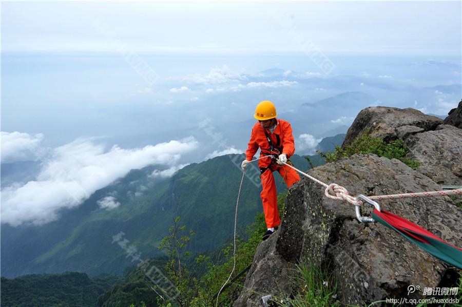 10月5日，峨眉山景區(qū)清潔工彭文才下到巖壁清理游客丟棄的垃圾。