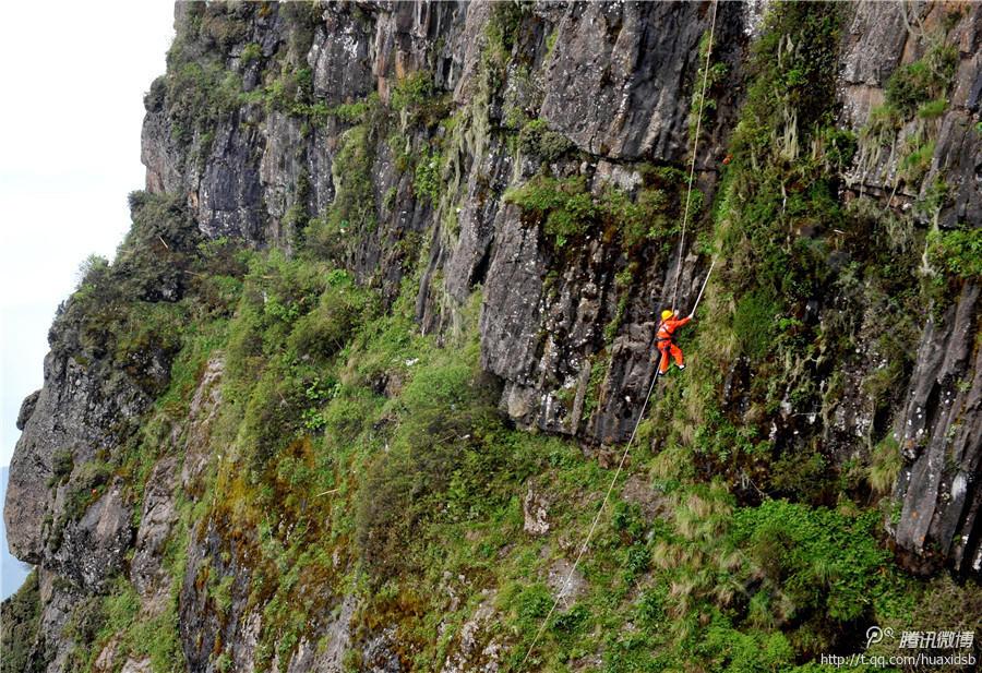 在峨眉山金頂，彭文才是護(hù)欄以外和懸崖區(qū)域唯一的清潔工。