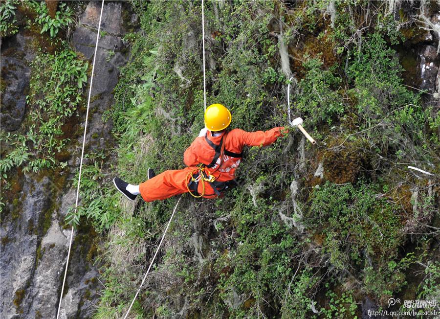 記者了解到，彭文才下到崖壁最深的地方有200多米，往返作業(yè)一次一般都在3小時(shí)左右，每年下崖80多次