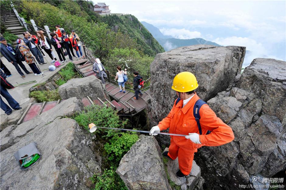 彭文才在撿拾垃圾。