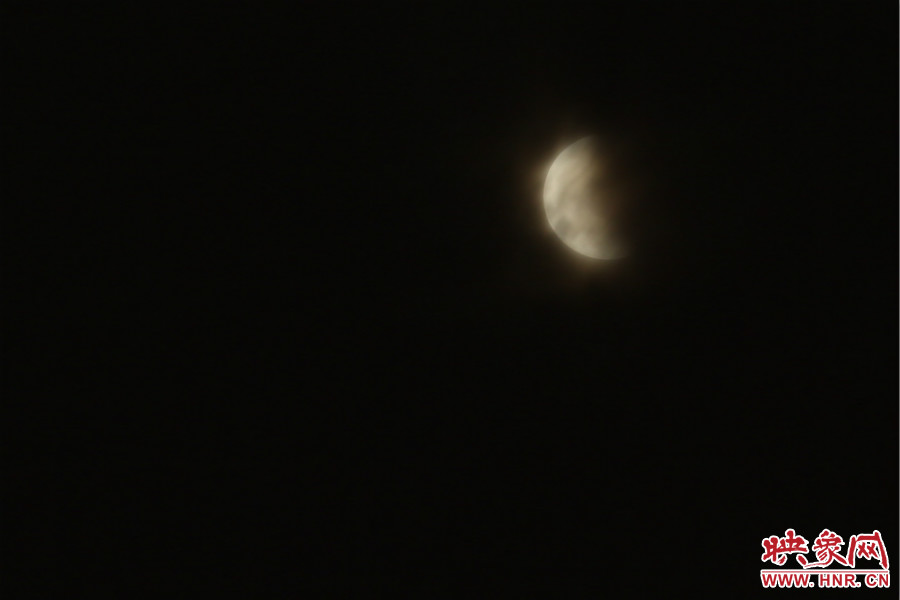 20：02月亮在云層中忽隱忽現(xiàn)。