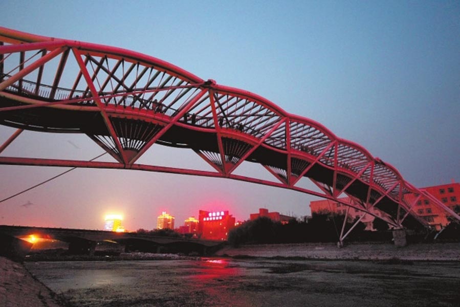 此前三座橋黑燈瞎火，許多人為此不敢從此過。