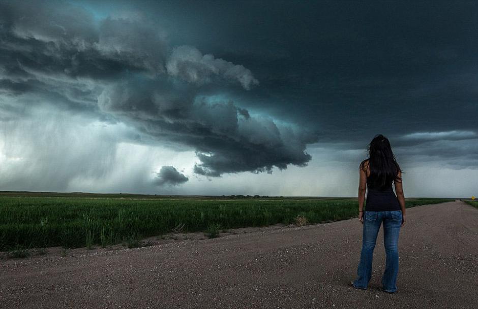 夫婦追逐風(fēng)暴 丈夫?yàn)槠拮优摹帮L(fēng)暴寫真”