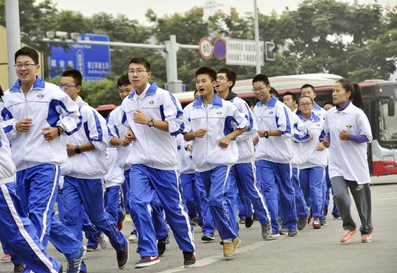 10月14日，成都七中萬達(dá)學(xué)校實行三年跑六百公里才能畢業(yè)，現(xiàn)場學(xué)生開始長跑。