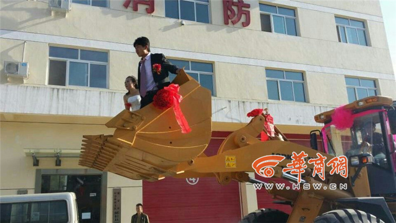 陜西小伙開(kāi)8臺(tái)裝載機(jī)接新娘。