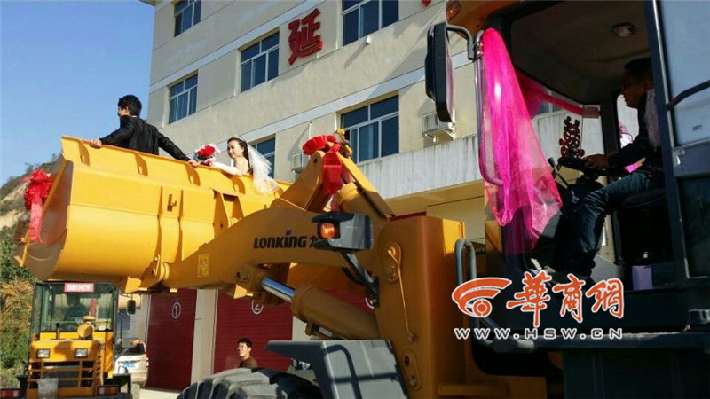 陜西小伙開(kāi)8臺(tái)裝載機(jī)接新娘。