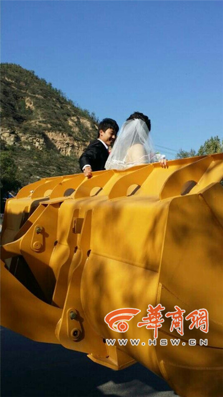 陜西小伙開(kāi)8臺(tái)裝載機(jī)接新娘。