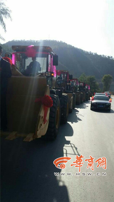 陜西小伙開(kāi)8臺(tái)裝載機(jī)接新娘。