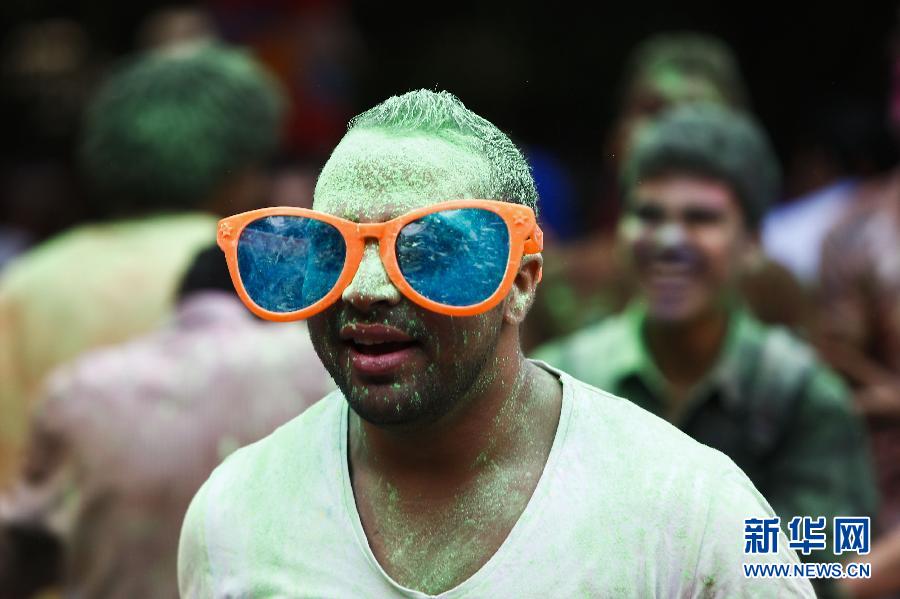 10月16日，在埃及首都開羅，一名男青年在“彩色跑”活動(dòng)中奔跑。