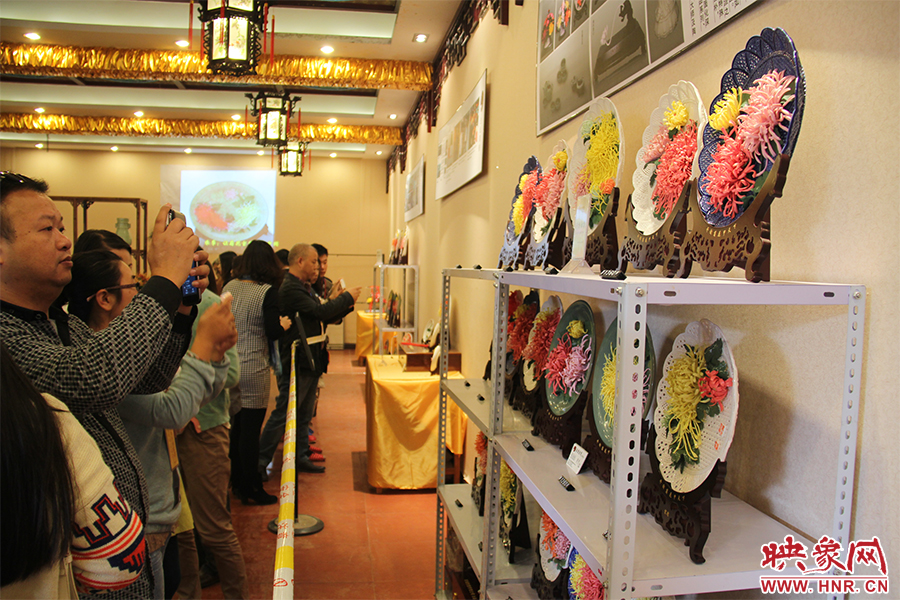 菊花官瓷吸引大家關(guān)注。