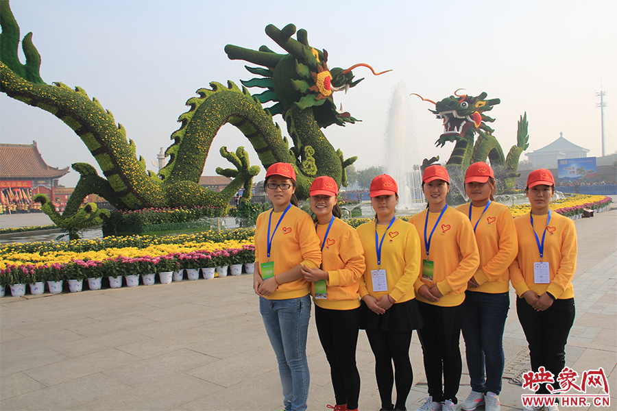 菊花文化節(jié)的志愿者們。