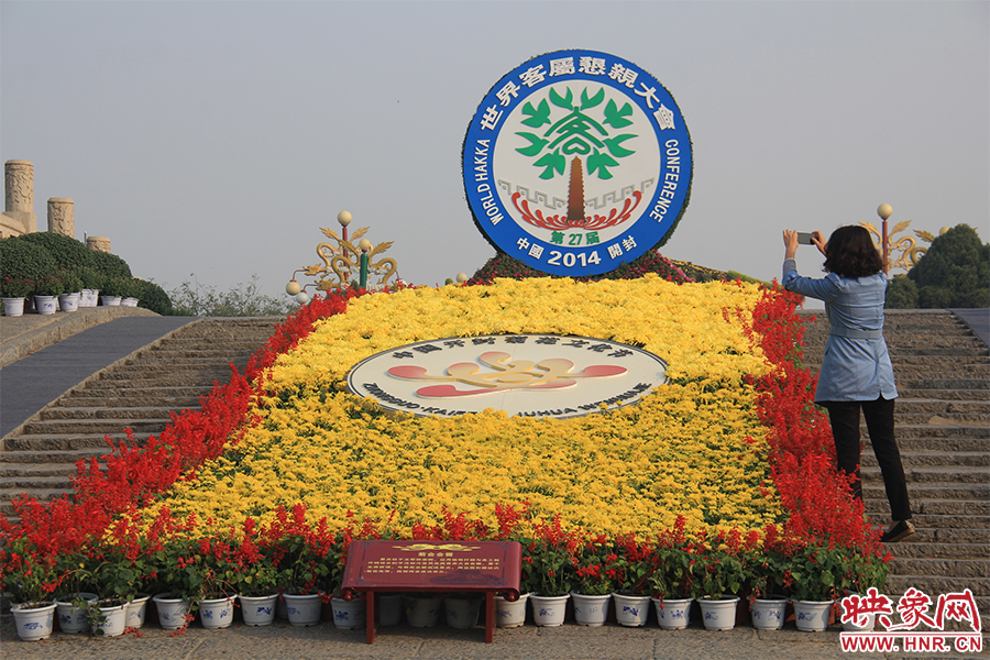 游客在拍照。