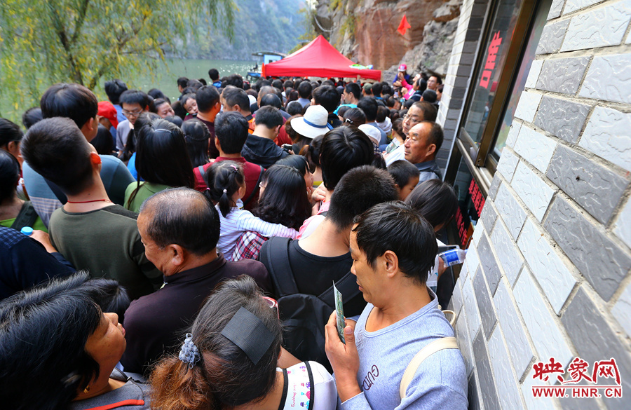 游船售票處前，游客被擠得無(wú)法轉(zhuǎn)身