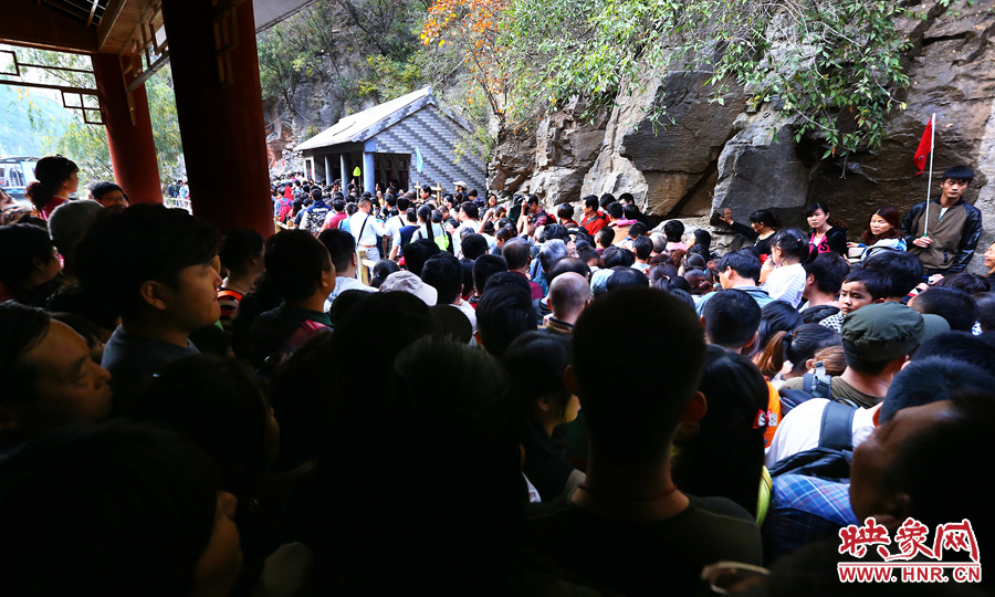 不到百米的碼頭上，等待上船的幾百名游客擁擠在一起