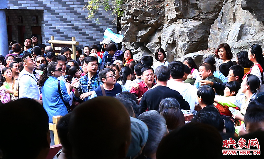 候船碼頭上，游客由于擁擠發(fā)生摩擦沖突