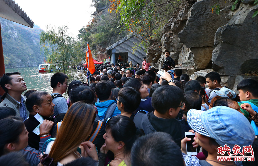 由于景區(qū)沒有良好的疏導(dǎo)和管理，讓游玩的游客被混亂的狀態(tài)破壞了好心情