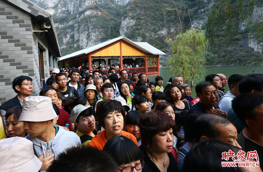 等待上船的碼頭上，游人擁擠不動(dòng)