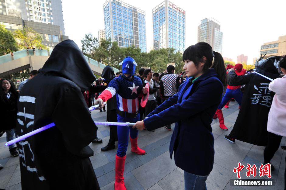 “復仇者聯(lián)盟”與人類共戰(zhàn)“異形”霧霾軍團