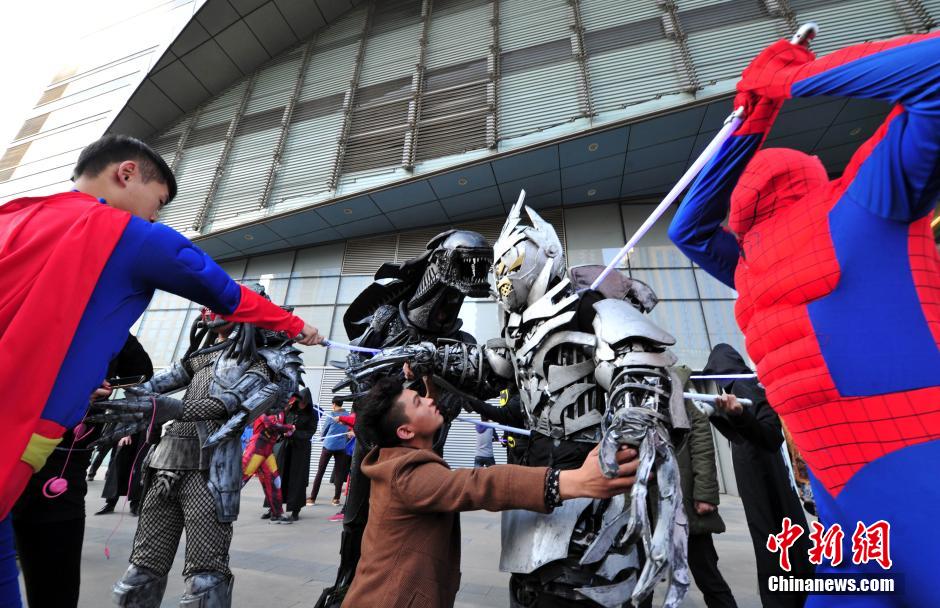 “復仇者聯(lián)盟”與人類共戰(zhàn)“異形”霧霾軍團